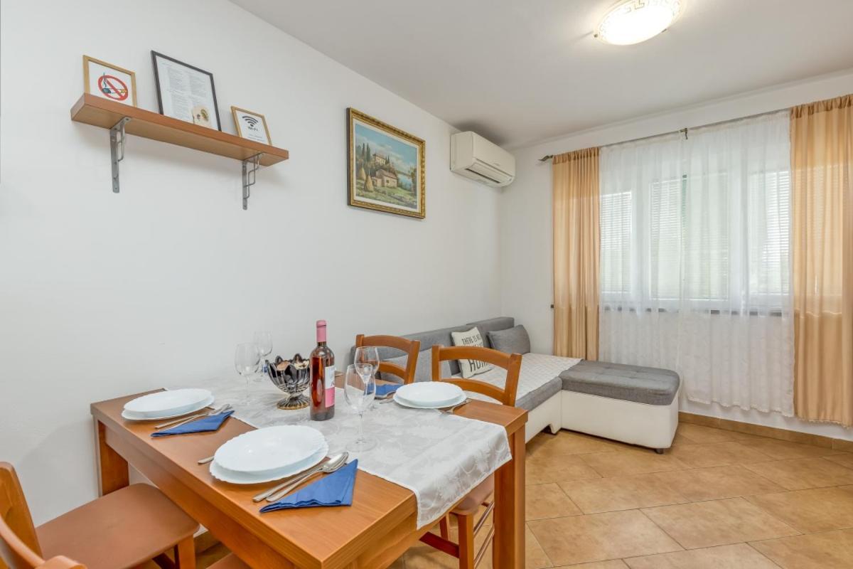 Apartment Between The Vineyard Ankaran Exterior photo